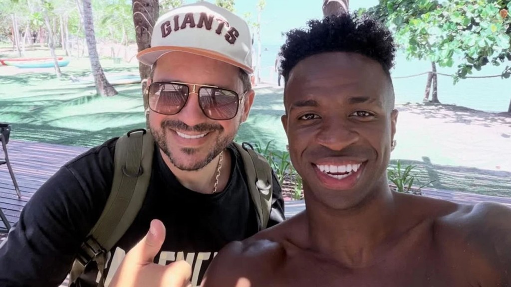 Ex da mãe de Virginia, posa com Vini Jr. e elogia humildade do jogador: ‘Encantado!’