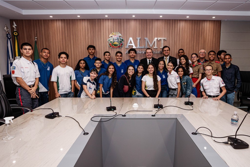 Deputados recebem estudantes do Parlamento Jovem na Assembleia Legislativa
