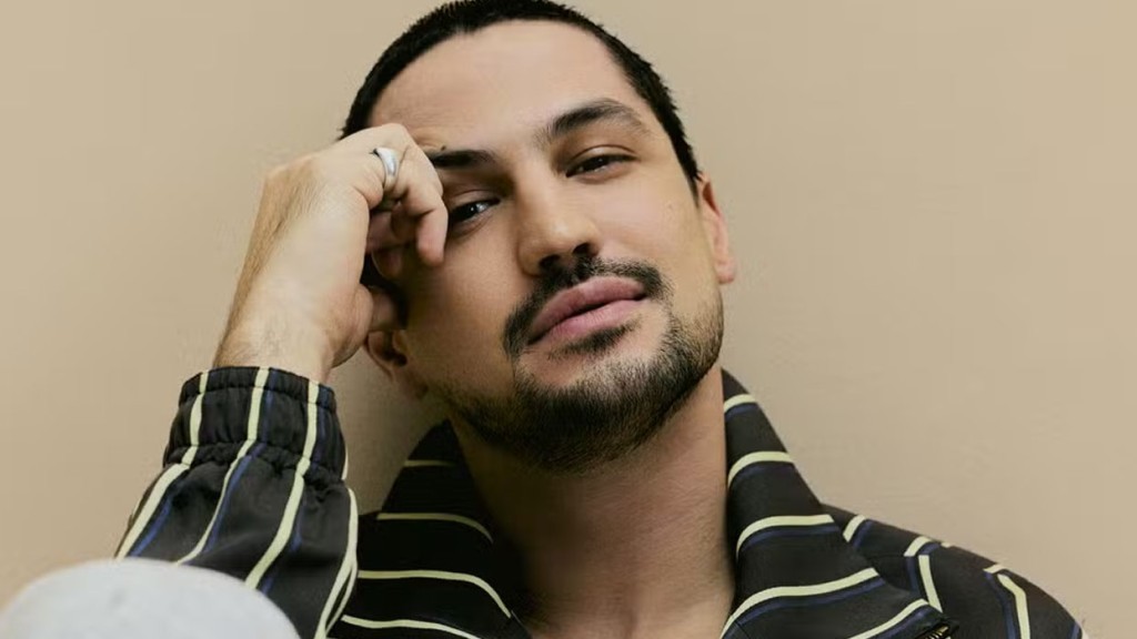 Gabriel Leone é o primeiro brasileiro ‘Friend of the House’: ‘Namoro que vira casamento’