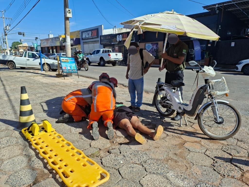 Bombeiros socorrem vítima de colisão entre uma motocicleta e um carro em Cáceres