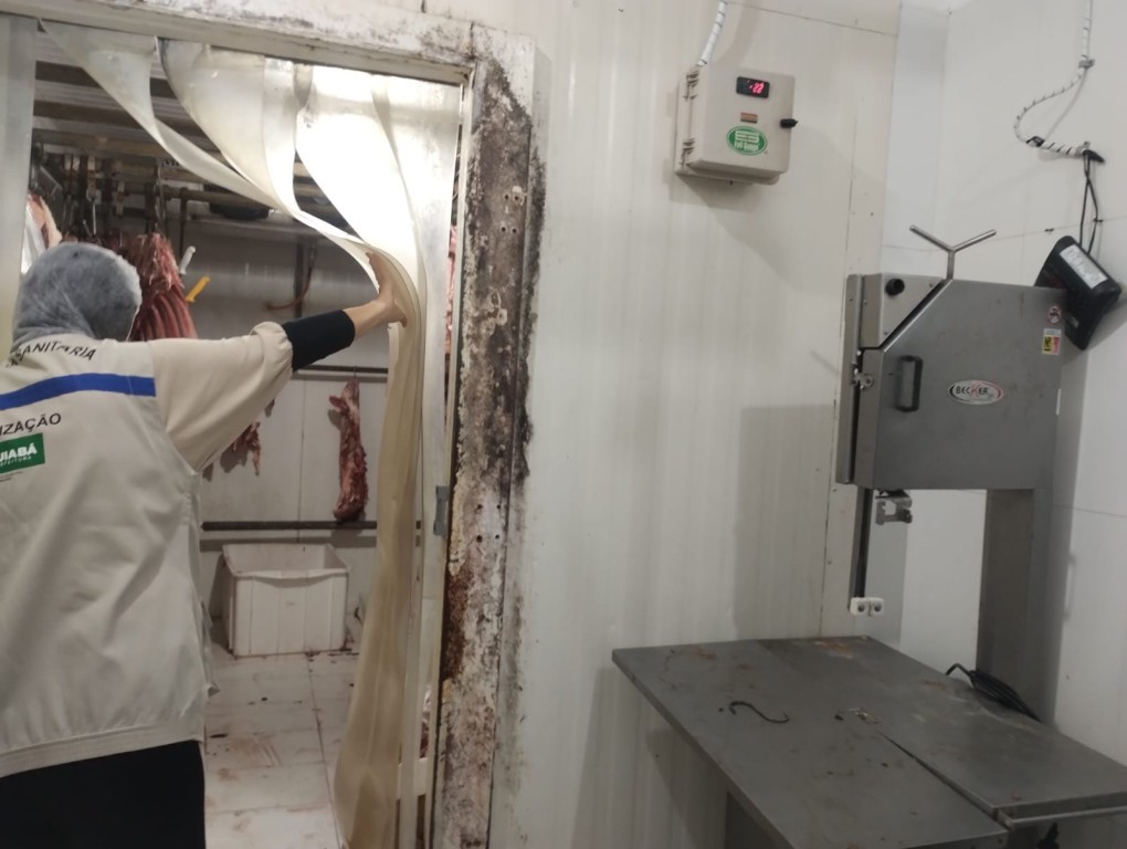 Vigilância Sanitária de Cuiabá realiza fiscalização em açougue e identifica irregularidades sanitária
