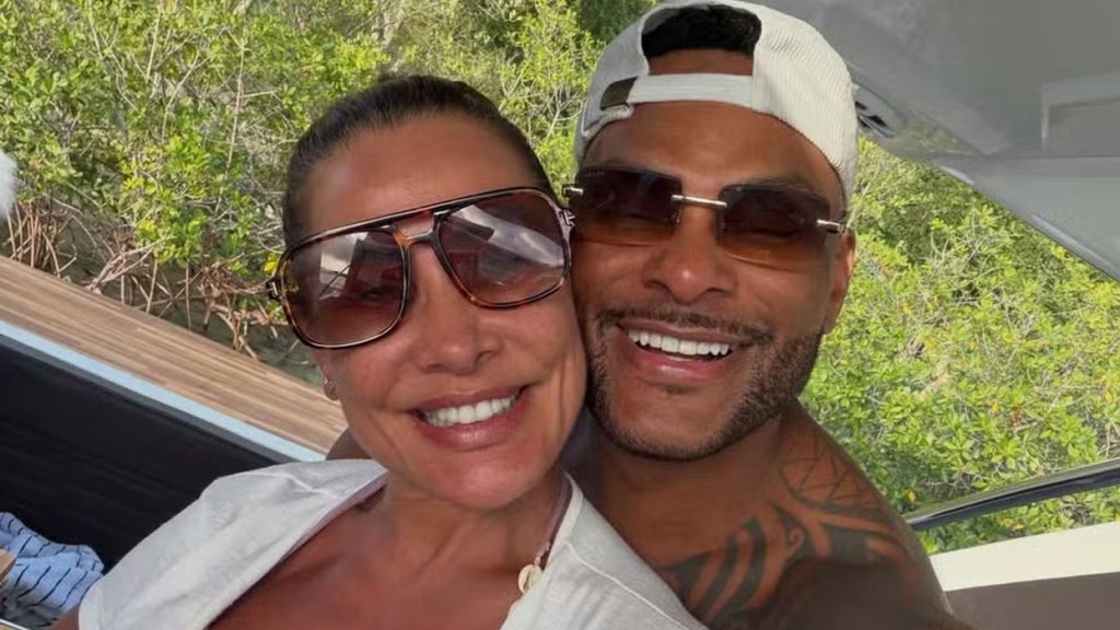 Scheila Carvalho e Tony Salles curtem feriado na Bahia com passeio romantico
