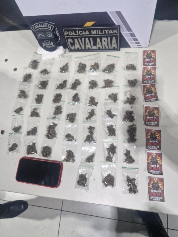 Cavalaria da PM apreende adolescente com diversas porções de maconha após perseguição policial