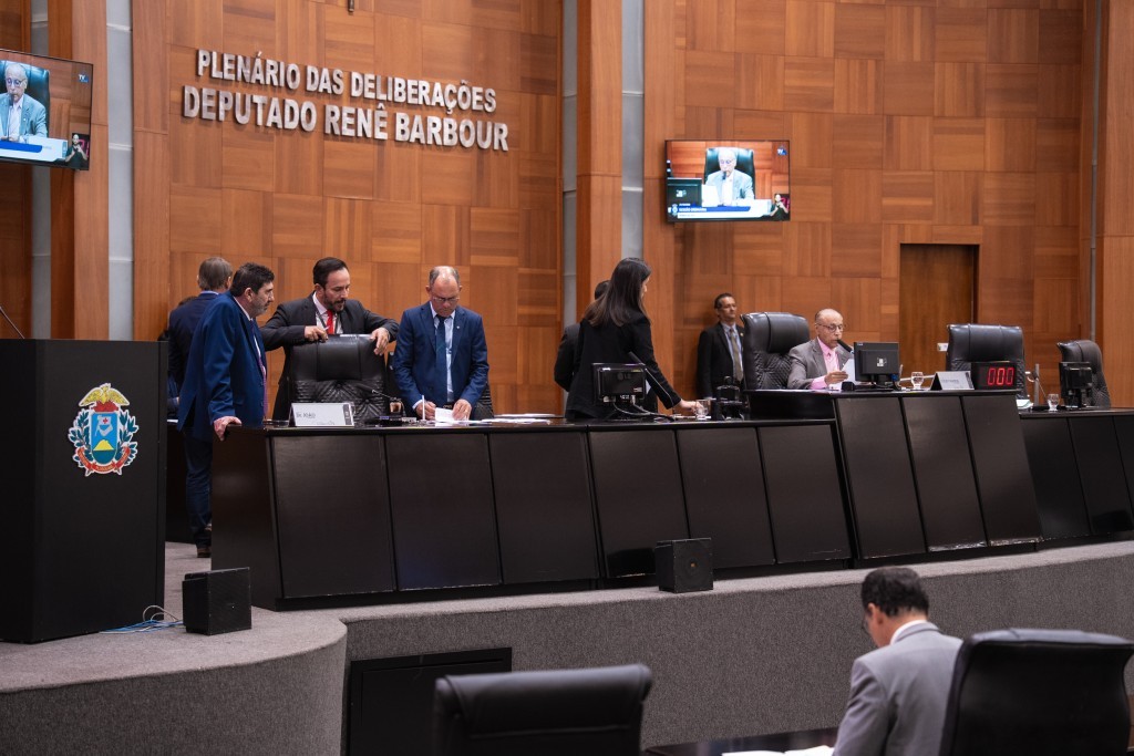 ALMT aprova projetos de apoio à agricultura familiar, saúde e educação em sessão ordinária