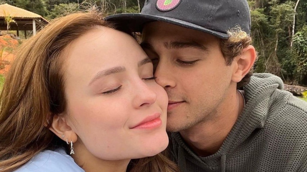 Larissa Manoela prestigia André Luiz no último capítulo de Coração Acelerado