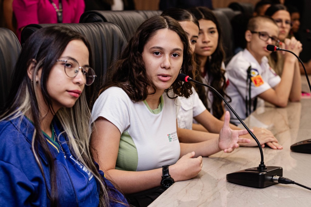Deputado Thiago recebe "deputados" do Programa Parlamento Jovem