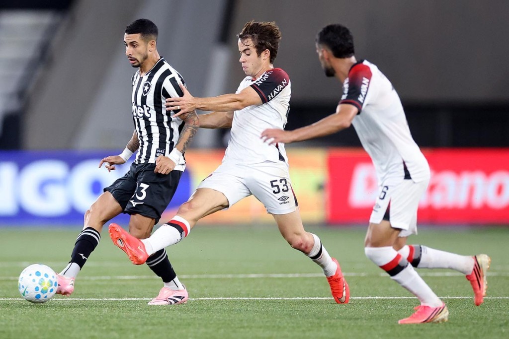 Athletico-PR vence o Botafogo por 3 a 2 e se aproxima do Flamengo no Brasileirão