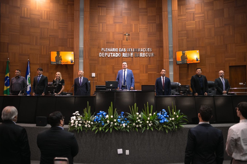ALMT realiza sessão especial de entrega de honrarias a personalidades e instituições