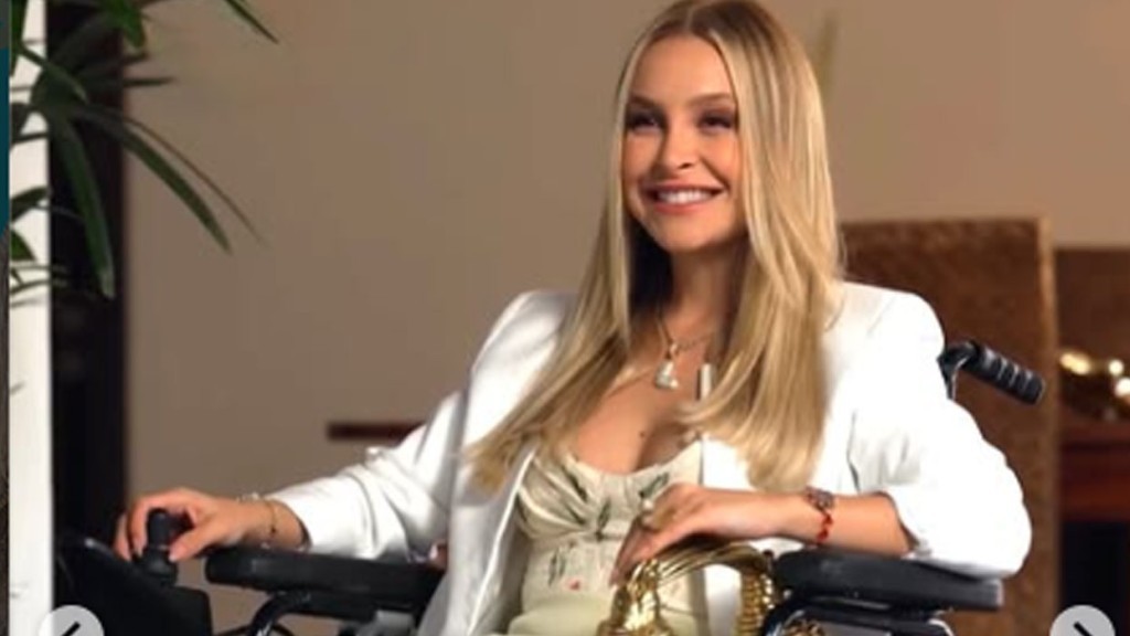 Carla Díaz vive vilã cadeirante em nova novela e exibe bastidores: ‘Então é Amor?’