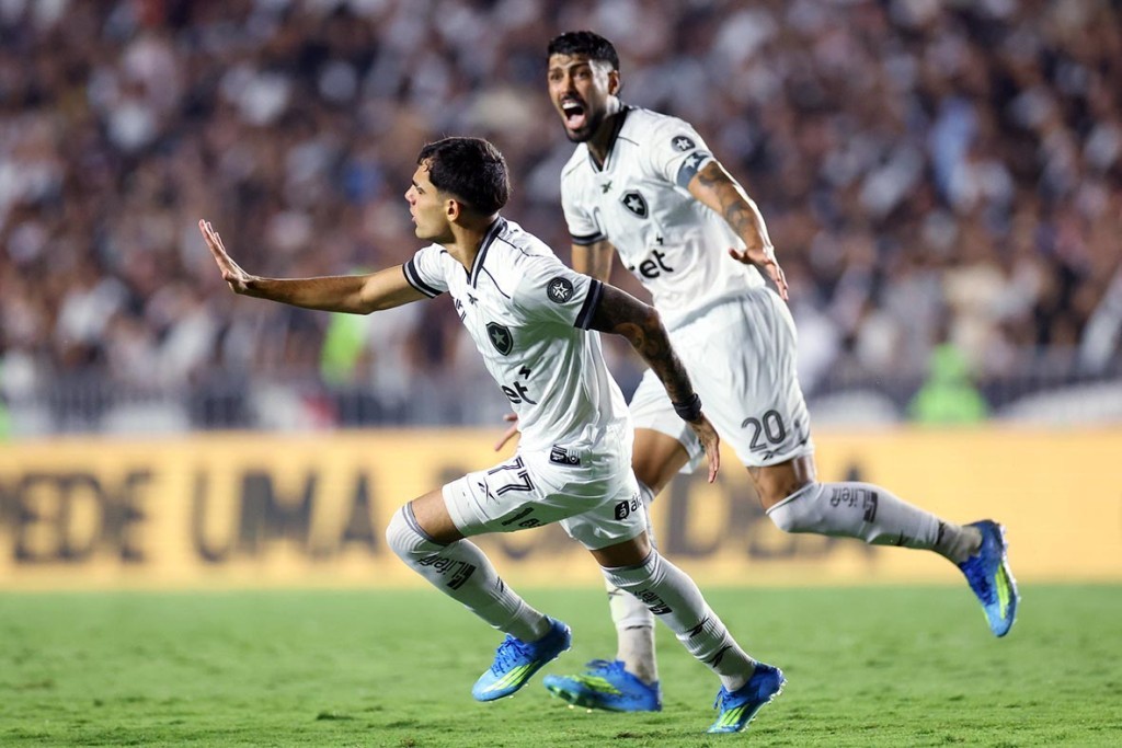 Botafogo vence o Vasco de virada em São Januário e sobe na tabela do Brasileirão