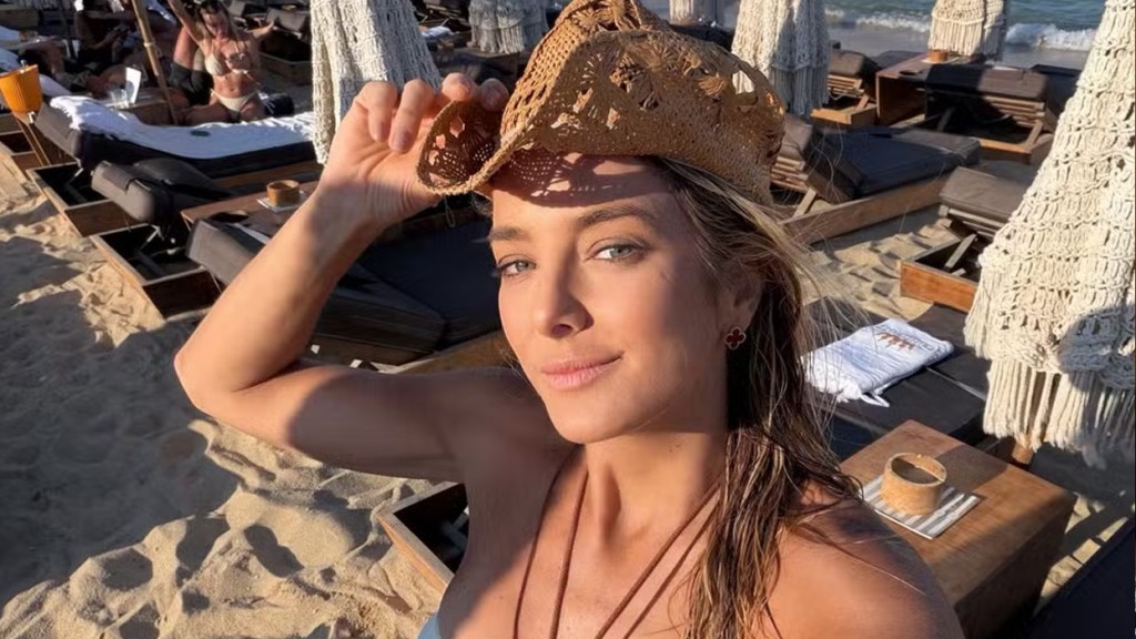 Ticiane Pinheiro curte verão em praia na Grécia e exibe boa forma: ’40 graus’
