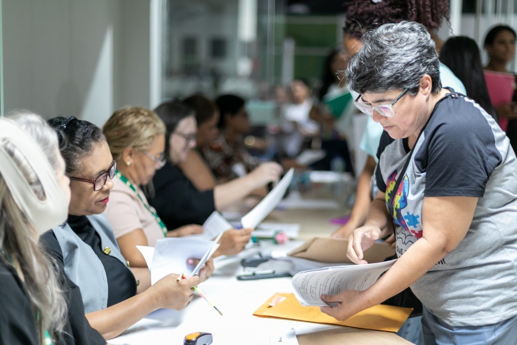 Mais 650 cuidadoras são atendidas no 2º dia de recadastramento da Educação