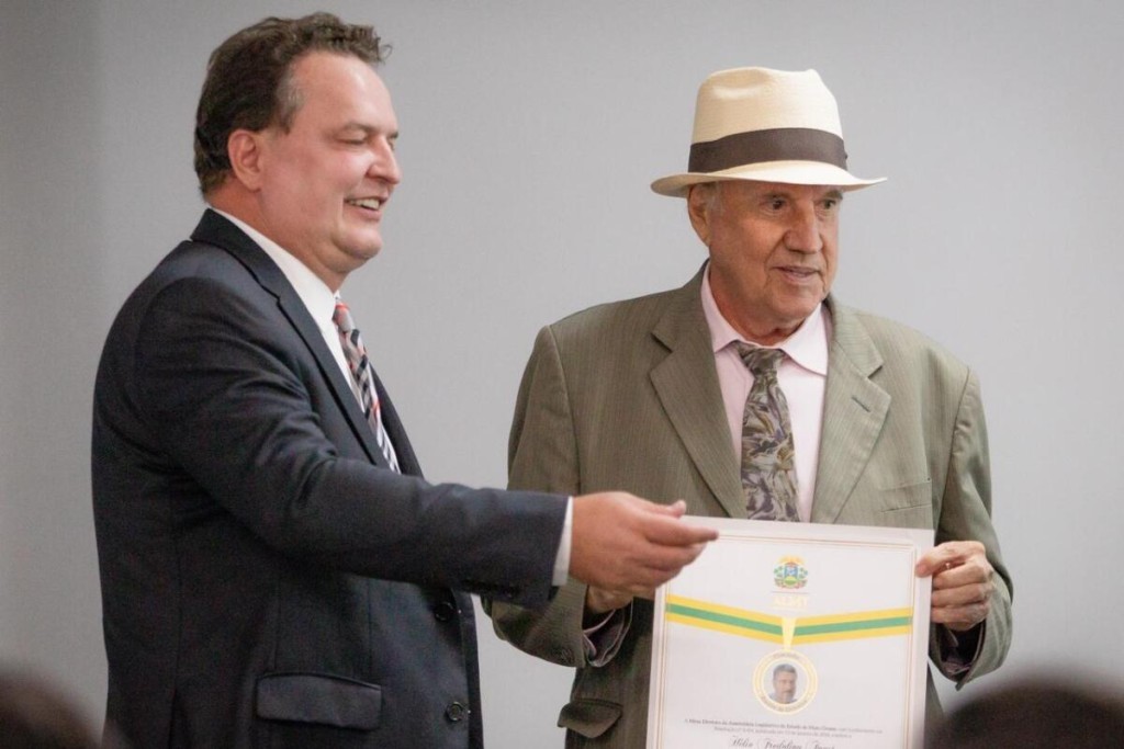 Presidente da ALMT entrega Comenda Dante de Oliveira a procurador aposentado Hélio Faust