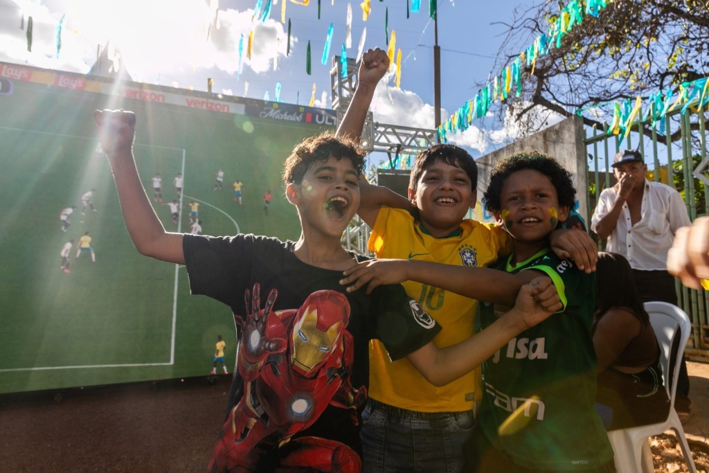 Minha Rua é Show de Bola leva telões a quatro bairros para Brasil x Noruega em Cuiabá