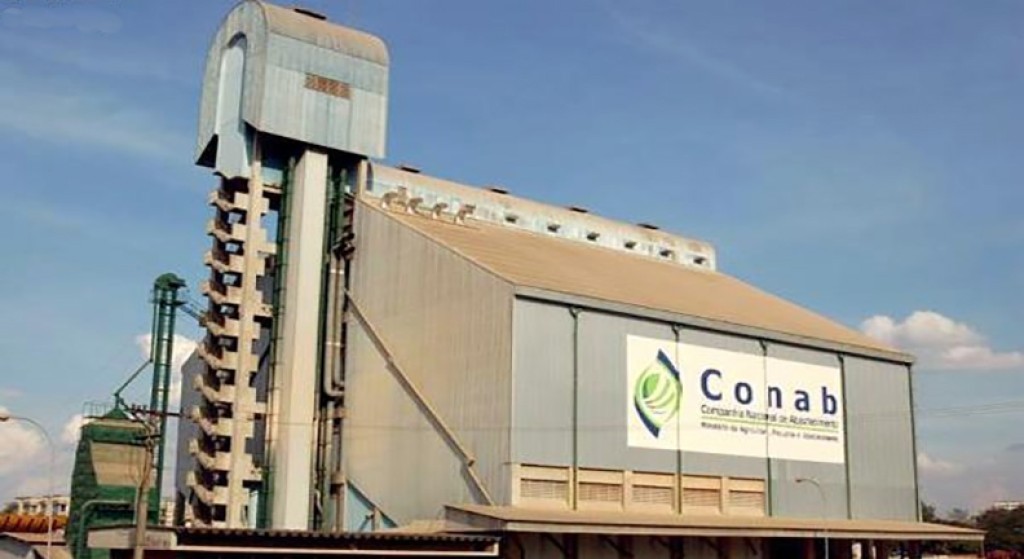 Conab moderniza armazém e entrega equipamentos a produtores