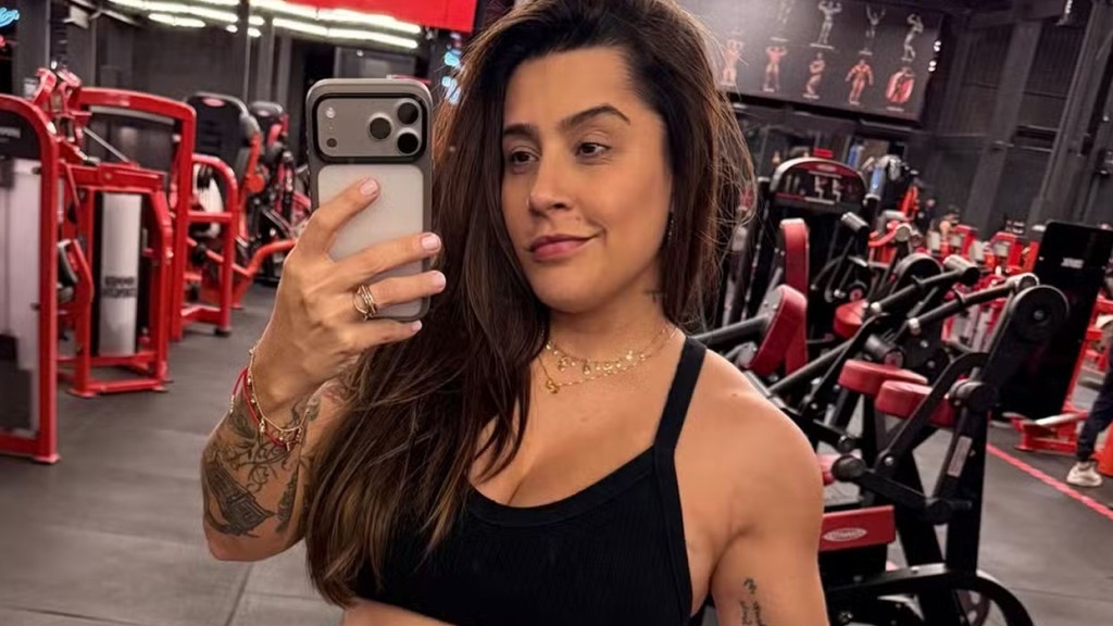 Lauana Prado exibe barrigão de grávida durante treino: ‘Mamãe maromba tá on’