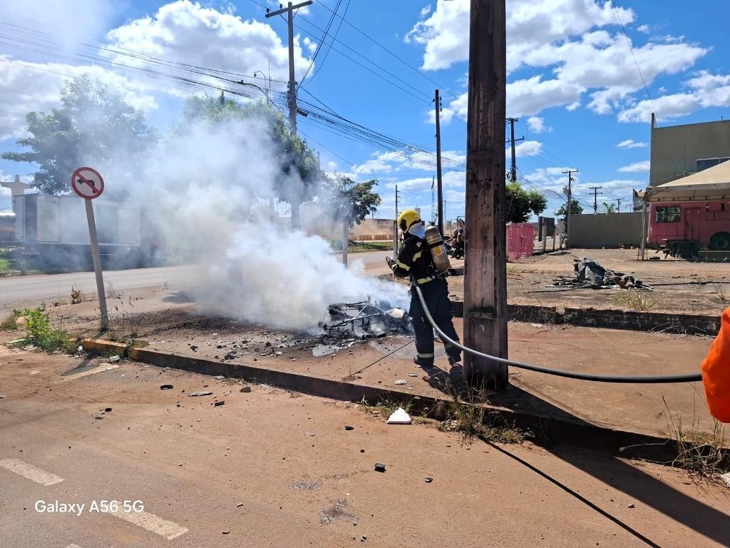 Bombeiros extinguem incêndios em veículo de carga e motocicleta