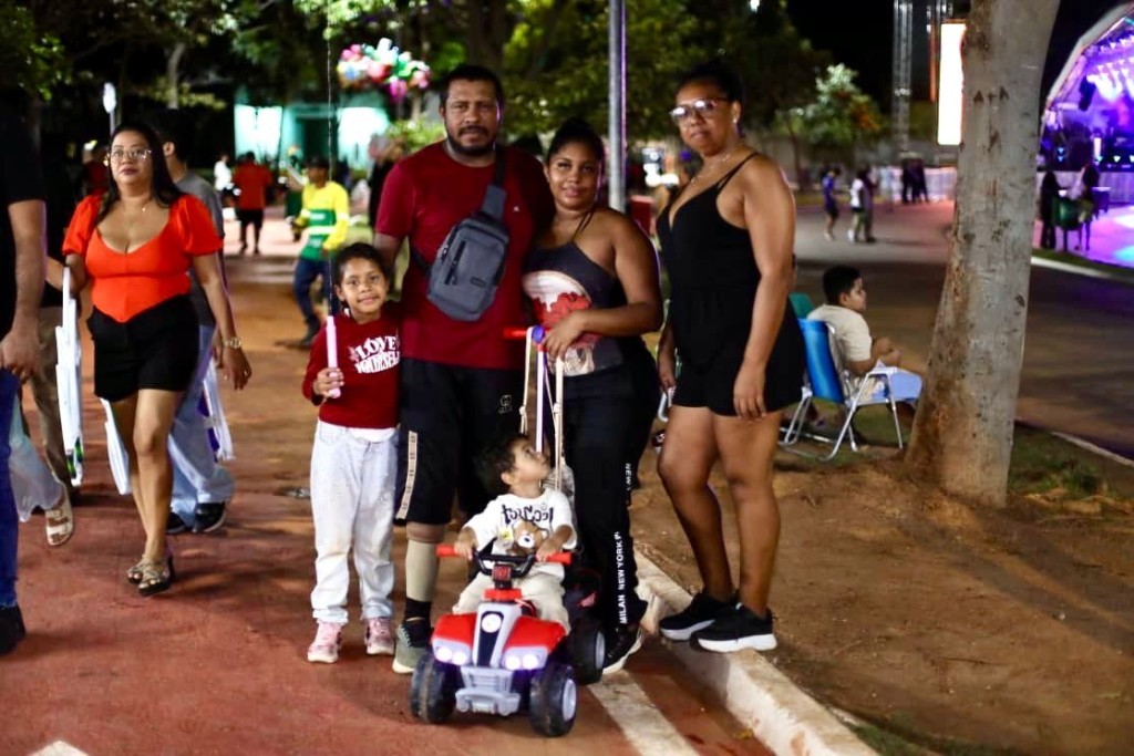 Família venezuelana celebra aniversário de Cuiabá no primeiro dia de festa