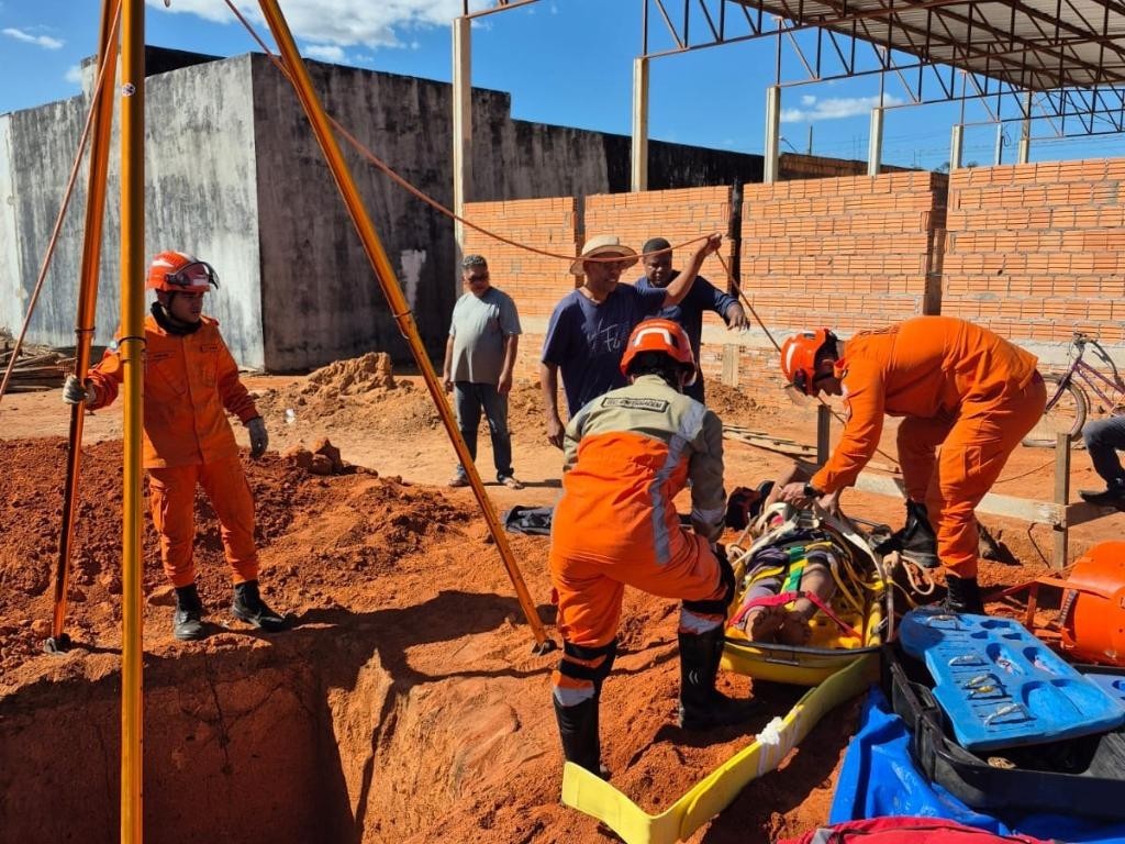 Bombeiros militares resgatam homem que caiu em fossa de três metros