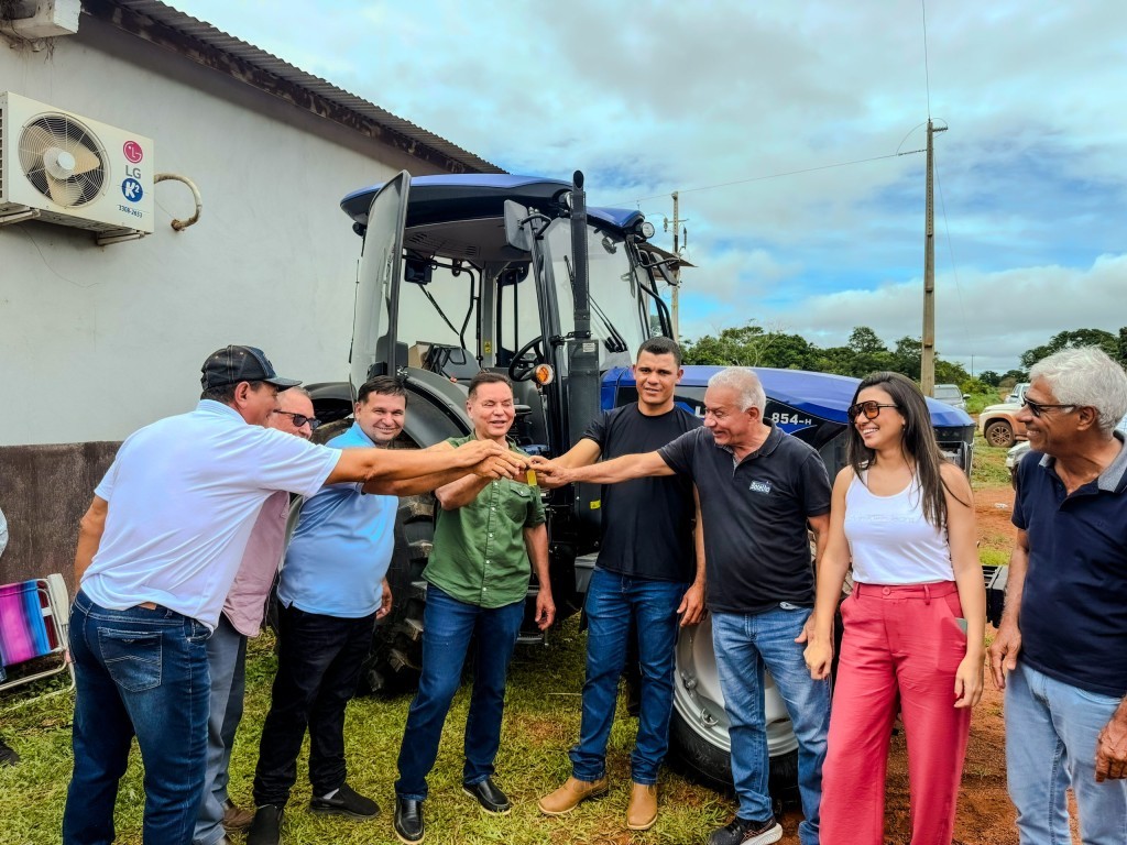 Botelho viabiliza trator para associação rural e reforça apoio à agricultura familiar em Nobres