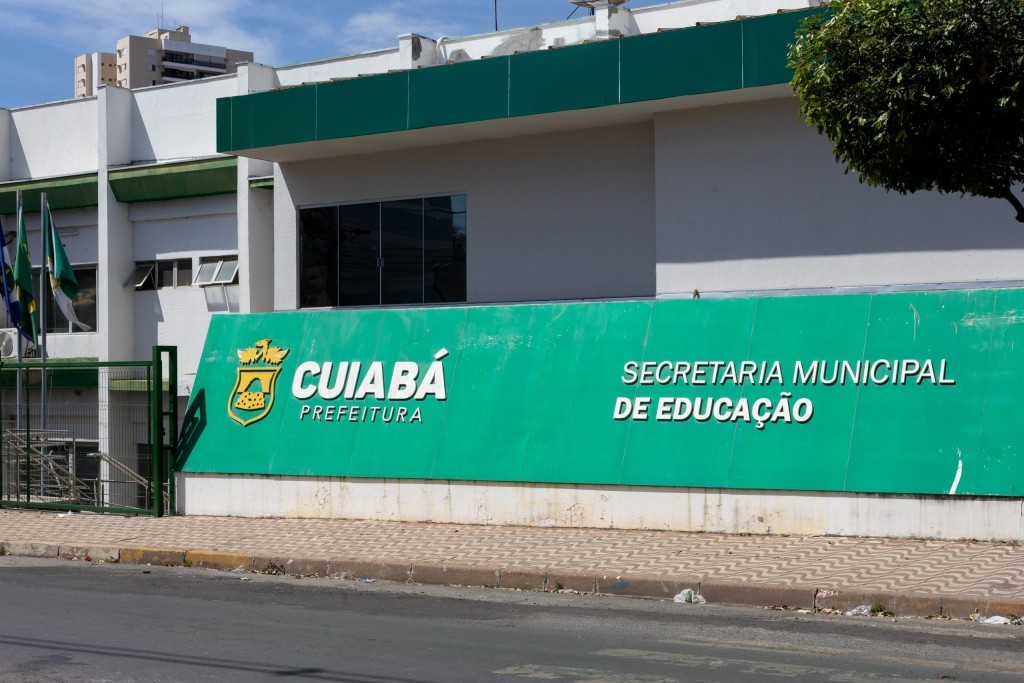 A Prefeitura de Cuiabá convoca 90 candidatos para o cargo de professor em diferentes áreas e Auxiliar de Serviços Gerais