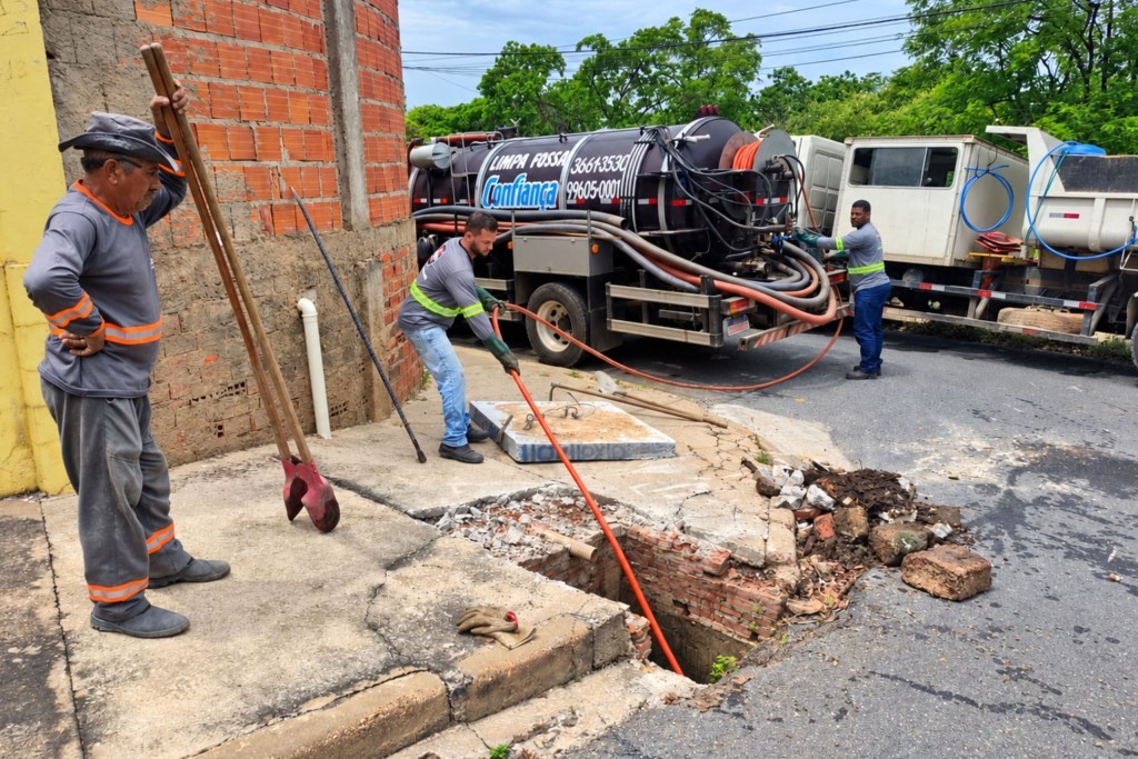 Prefeitura realiza limpeza de sete bocas de lobo no bairro Boa Esperança
