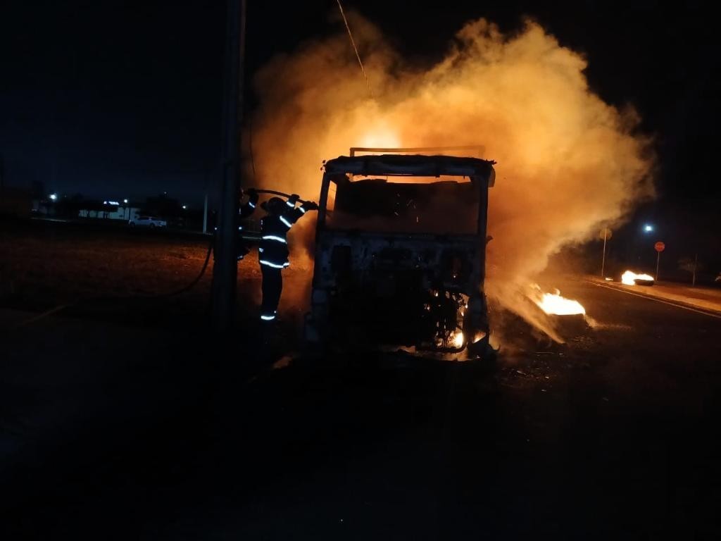 Corpo de Bombeiros extingue incêndio em carretas em Campo Novo do Parecis