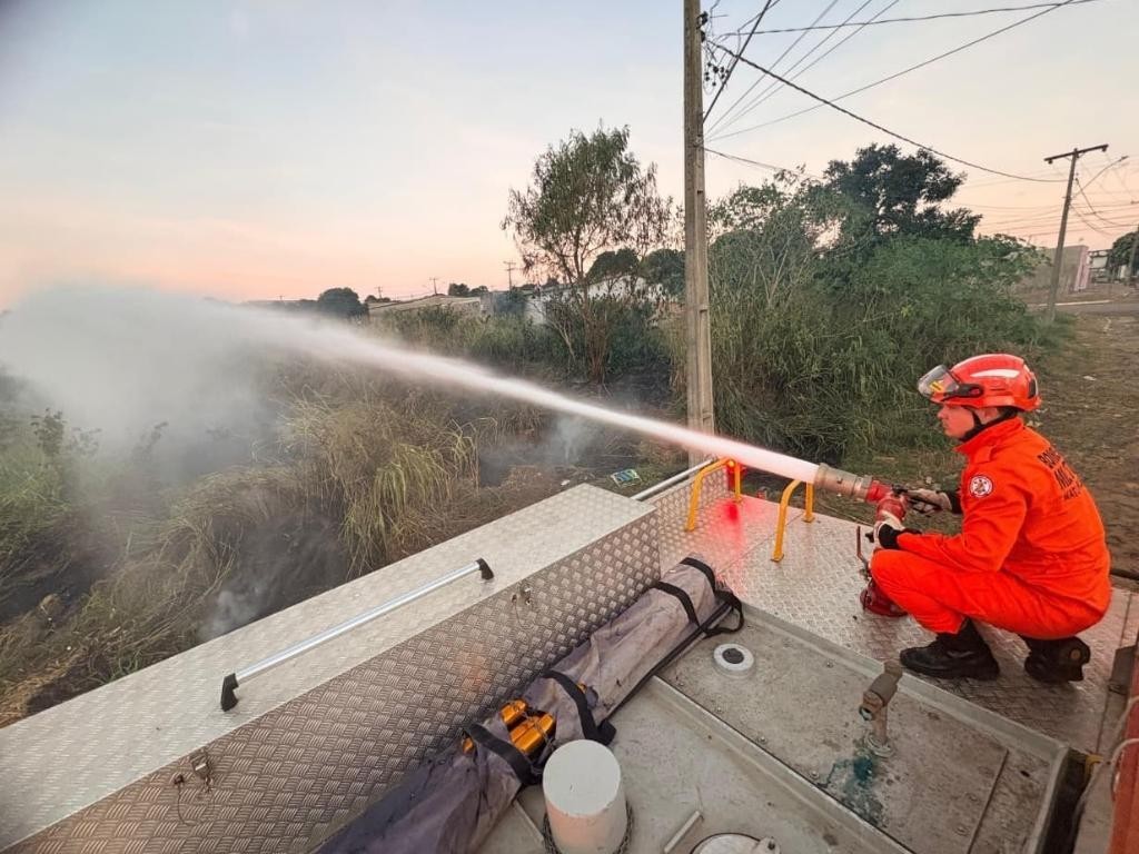 Corpo de Bombeiros combate incêndio em vegetação de terreno baldio