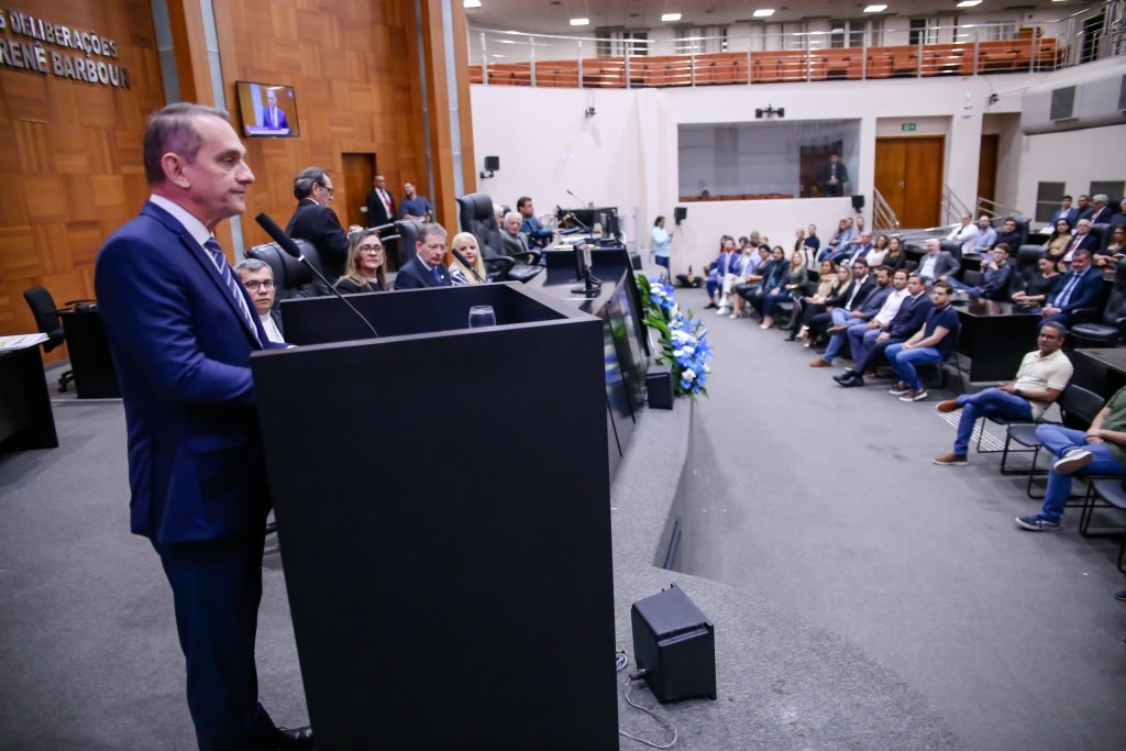 ALMT entrega comendas, títulos de cidadão e moções de aplausos em sessão especial