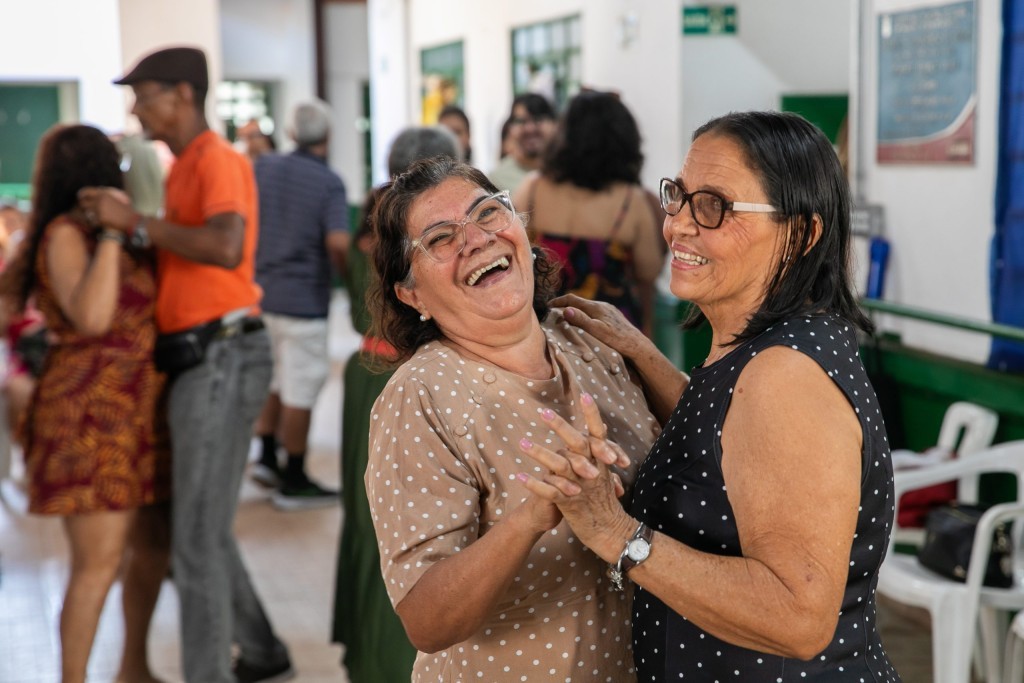 Baile semanal reúne idosos no CCI Maria Ignês para promover convivência e interação