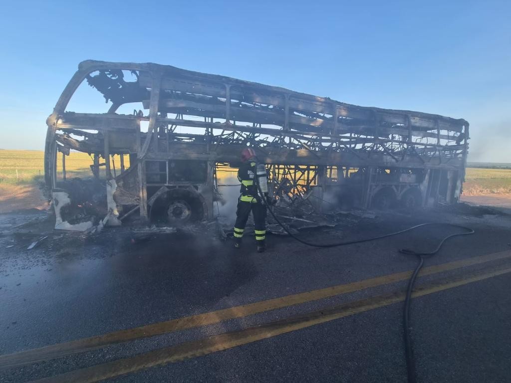 Corpo de Bombeiros combate incêndio em ônibus de viagem em Campo Verde