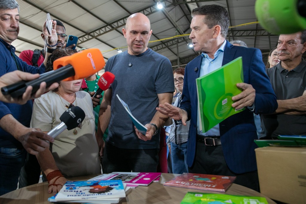 Presidente do TCE elogia transparência de Abilio durante vistoria em materiais escolares