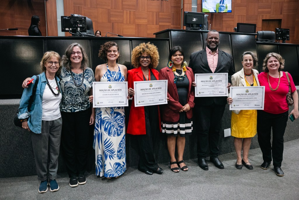 Eliane Xunakalo presta homenagem a lideranças que defendem territórios e culturas indígenas