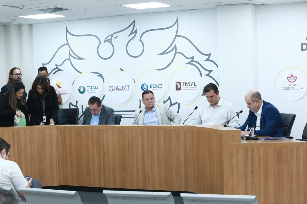 CCJR aprecia 36 projetos em reunião ordinária