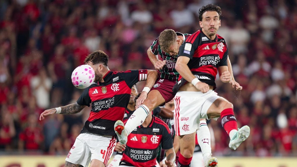 Flamengo vence o Fluminense e mantém a liderança no Brasileirão