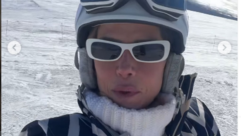Deborah Secco curte férias na neve e define viagem: ‘Paz, amor, descanso e ski!!!’