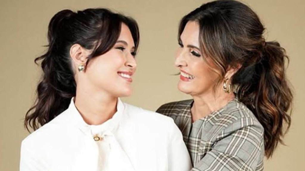 Fátima Bernardes posa com a filha Bia durante ensaio e semelhança impressiona