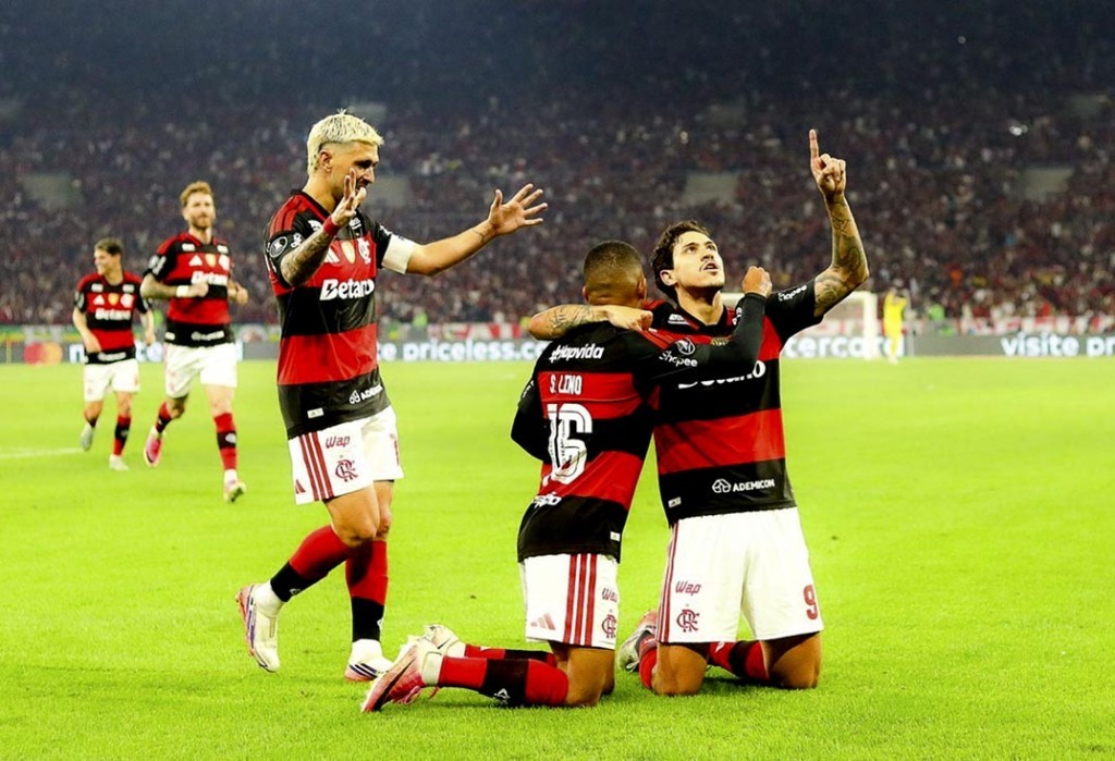 Flamengo vence o Cruzeiro no Maracanã e avança às quartas de final da Libertadores