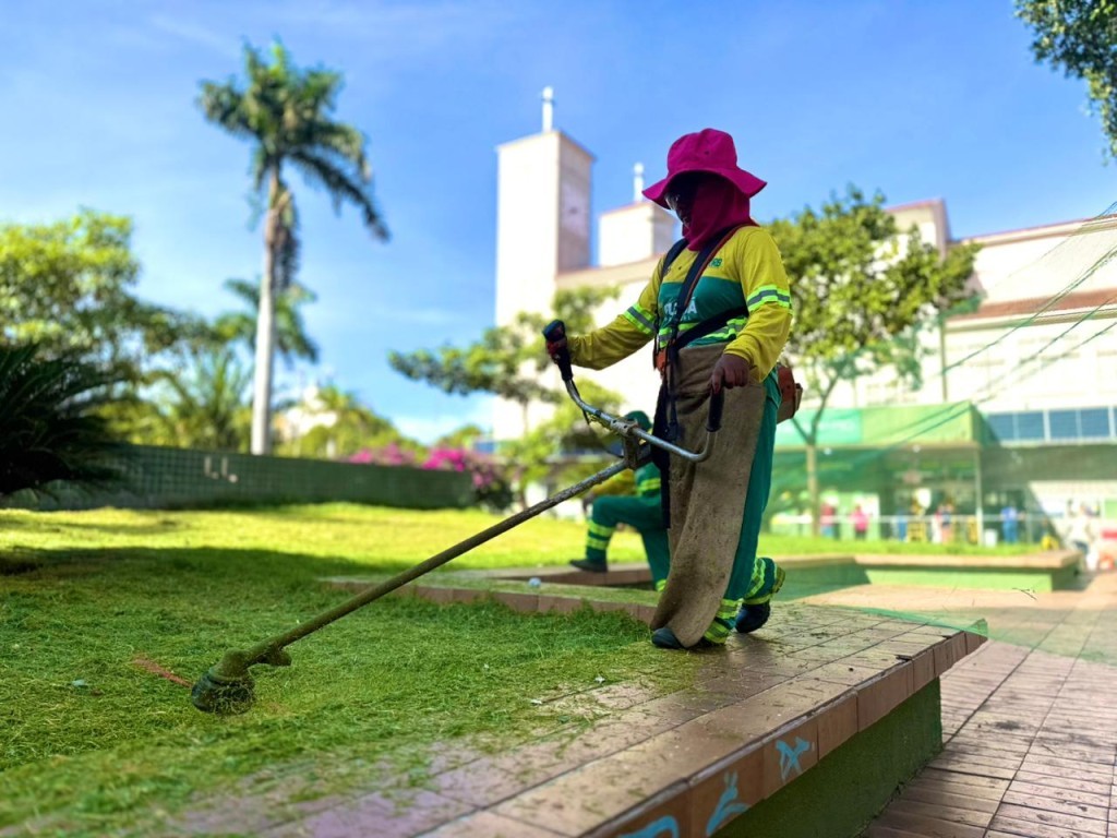 Praças centrais de Cuiabá recebem mutirão intensivo de limpeza e manutenção