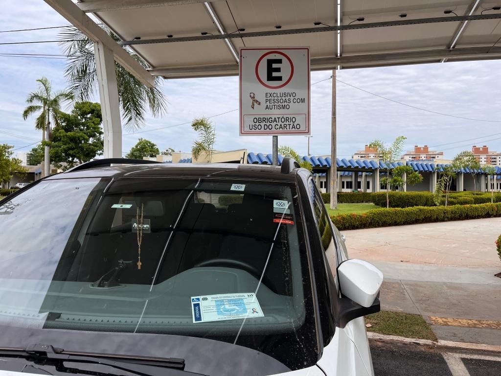 Detran emite mais de 3 mil credenciais de estacionamento para pessoas com autismo