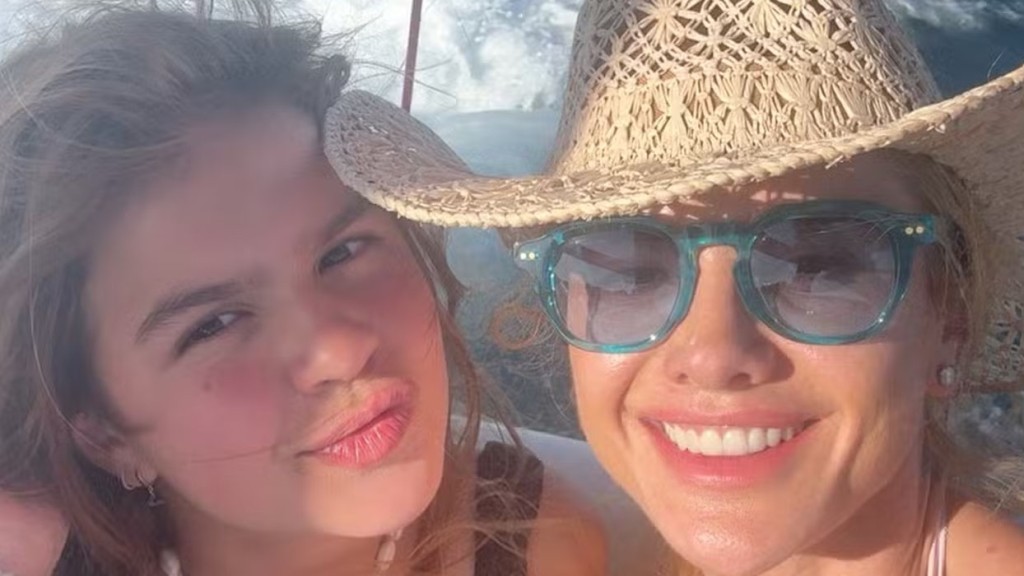 Mirella Santos curte dia de sol em Capri e impressiona com físico em passeio de barco