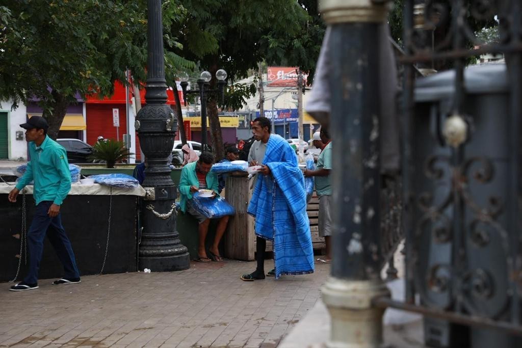 Setasc intensifica ações no período de frio e entrega marmitex e cobertores em Cuiabá e VG