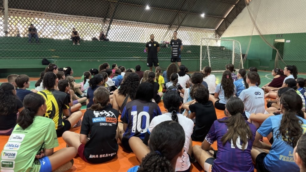 Atletas profissionais que iniciaram carreiras em Sinop revisitam Escolinha de Vôlei da Prefeitura