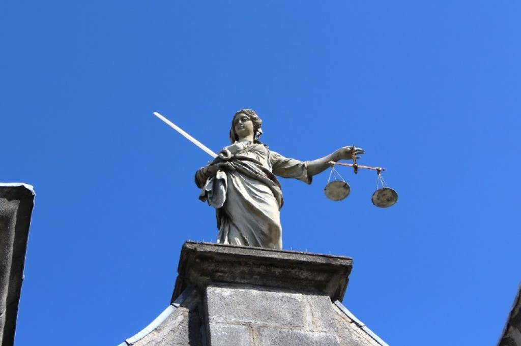 Réu é condenado a 21 anos e 8 meses por homicídio de agente prisional
