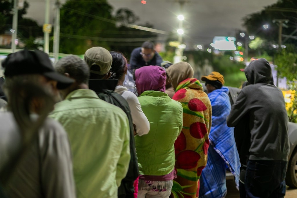 Prefeitura de Cuiabá distribui marmitas e cobertores para população em situação de rua