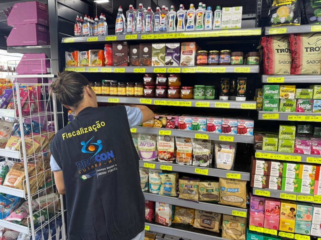 Procon apreende dezenas de produtos vencidos em supermercado  em Cuiabá
