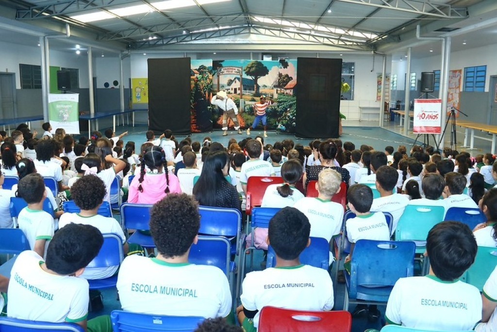 Escolas de Sinop recebem apresentação teatral sobre meio ambiente e alimentação saudável