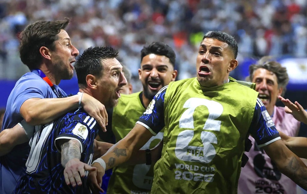 Argentina vira contra Inglaterra nos acréscimos e garante vaga na final da Copa do Mundo 
