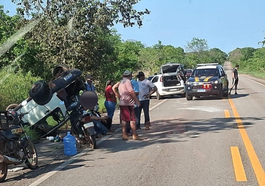 Corpo de Bombeiros socorre vítima de capotamento na BR-070, em Cáceres