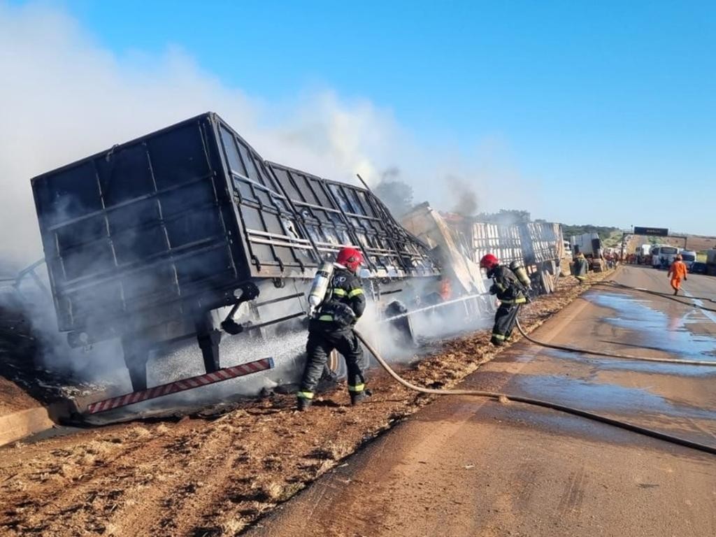 Corpo de Bombeiros combate incêndio em carretas após colisão na BR-163